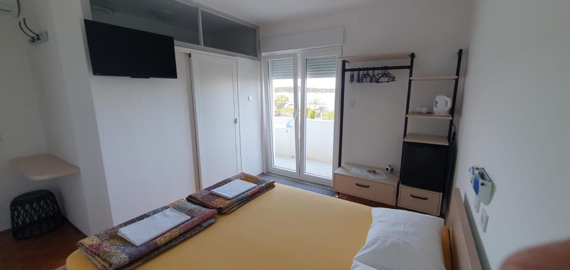 Apartments & Rooms Fam Ribaric Banjol Room photo